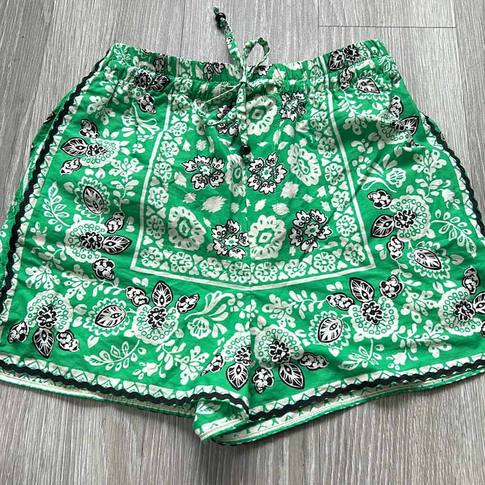Zara Green Floral Women's Tie-Waist Shorts - Picture 2 of 6
